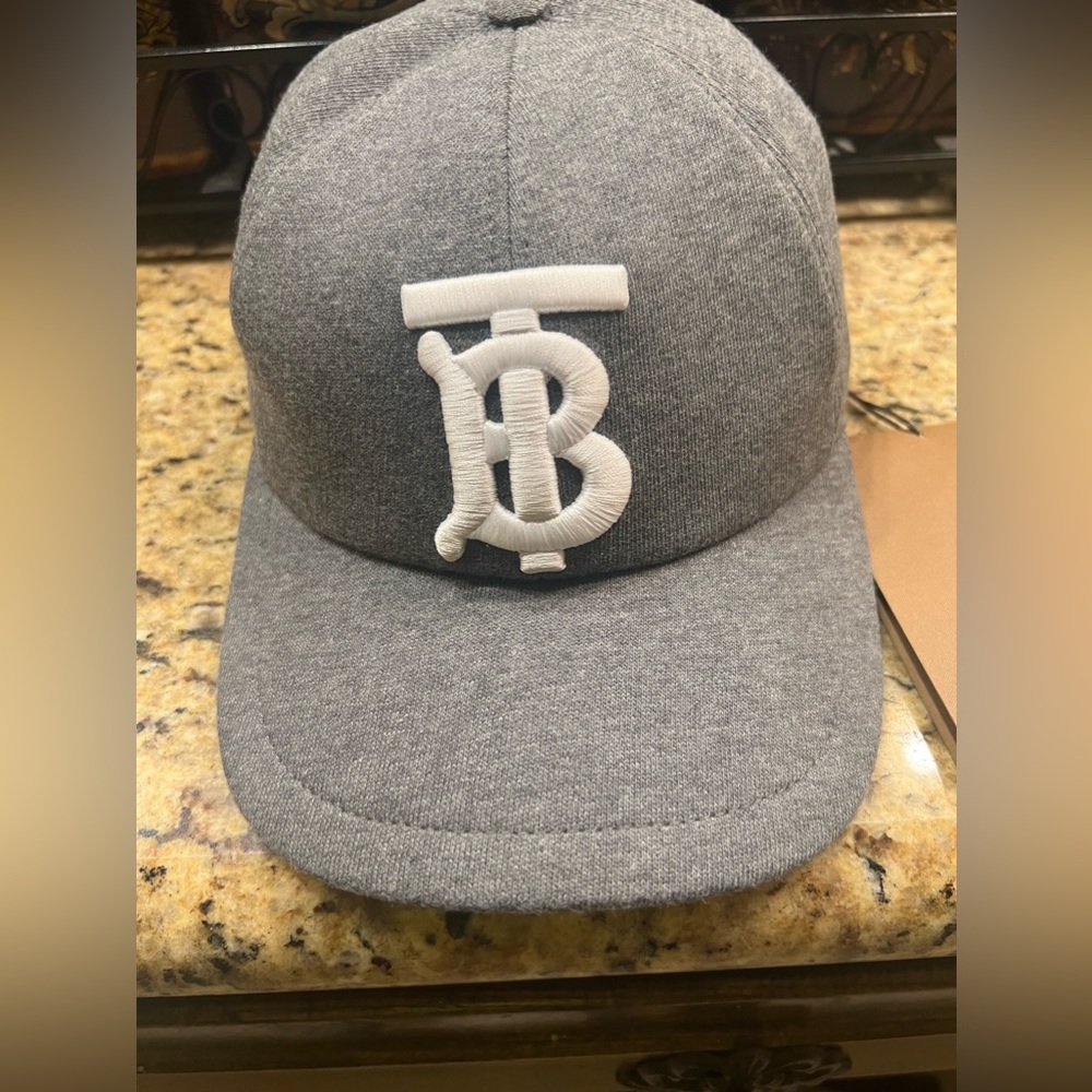 (NWT) Men’s Authentic Burberry Cap (Size Medium)